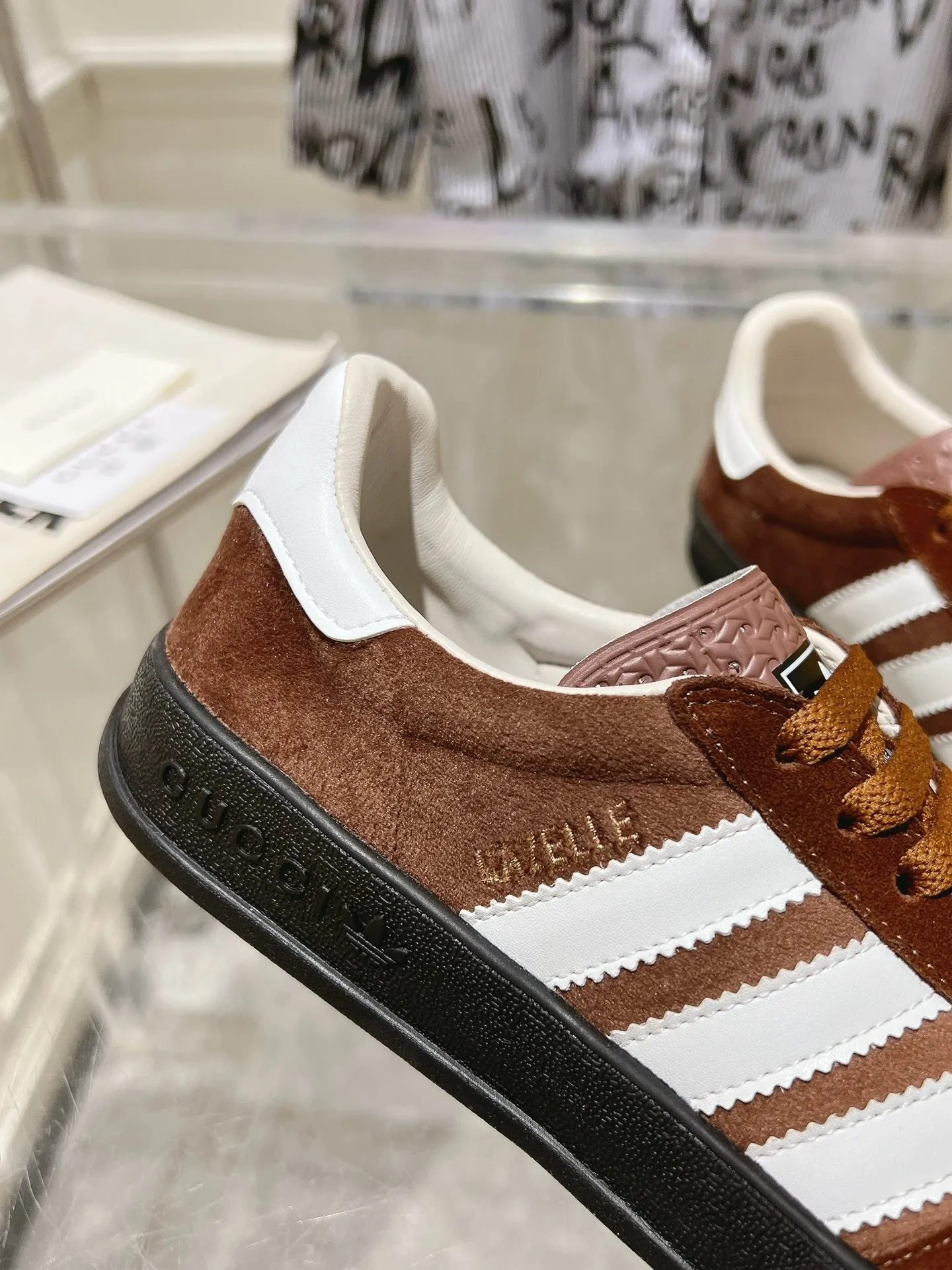 👟👟Ex-factory price 520👟👟Gucci&adidas joint limited edition couple's sneakers. A super nice joint casual sneaker with rich and bold colors! It showed everyone a completely different charm from the past! Combining retro style and youthful sports style to create a new aesthetic! Vitality yet stylish at the same time! ! Upper - made of cowhide, cowhide, cloth. Lining - sheepskin lining for foot pads. Sole - original open-molded beef tendon non-slip and wear-resistant outsole. Size: 35-47 (couple style)